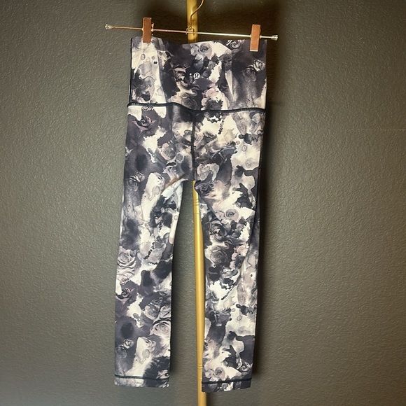 Lululemon Wunder Under Highrise Crop - Black + White floral print - size 2 - Picture 3 of 5